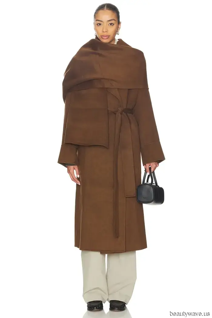 Fashion enthusiasts are unwilling to retire this three-year-old It coat, which has become a favorite among WWW editors.