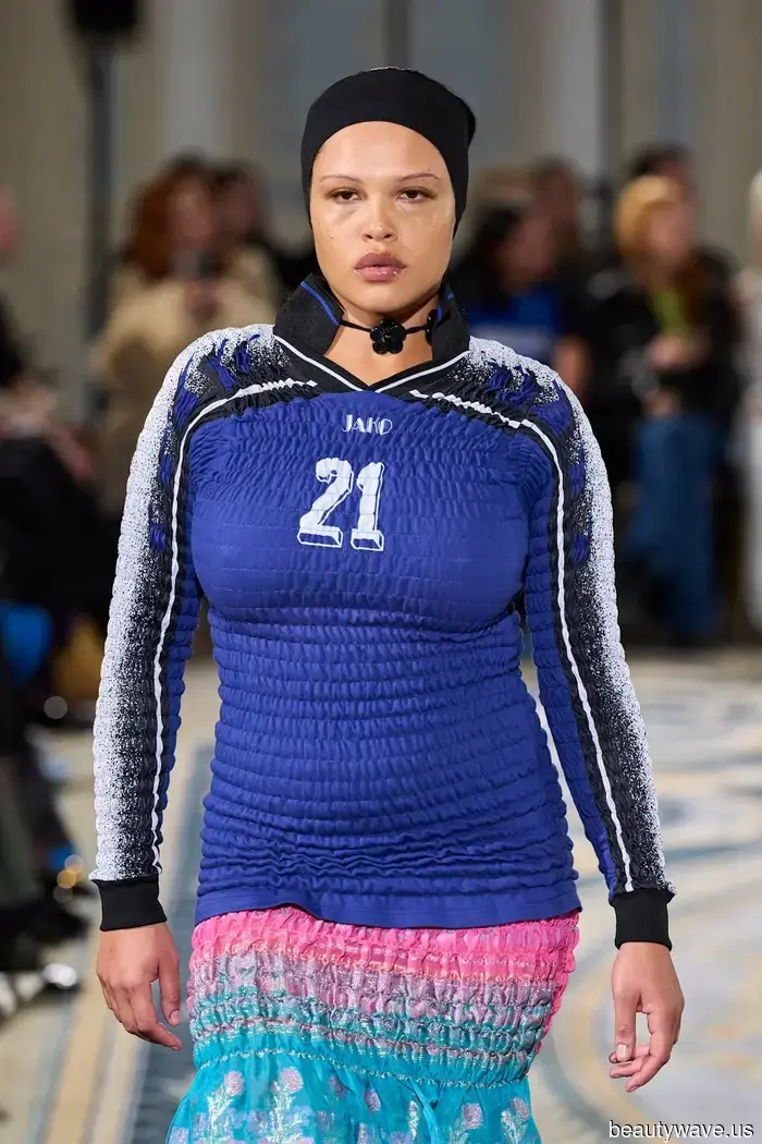 Menschen verzichten auf schlichte weiße Tanktops zugunsten des Trends, der Outfits so viel cooler macht.