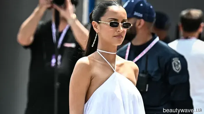 Black heels are perfectly acceptable, but in Monaco, stylish women understand that this shoe color pairs more elegantly with white dresses.