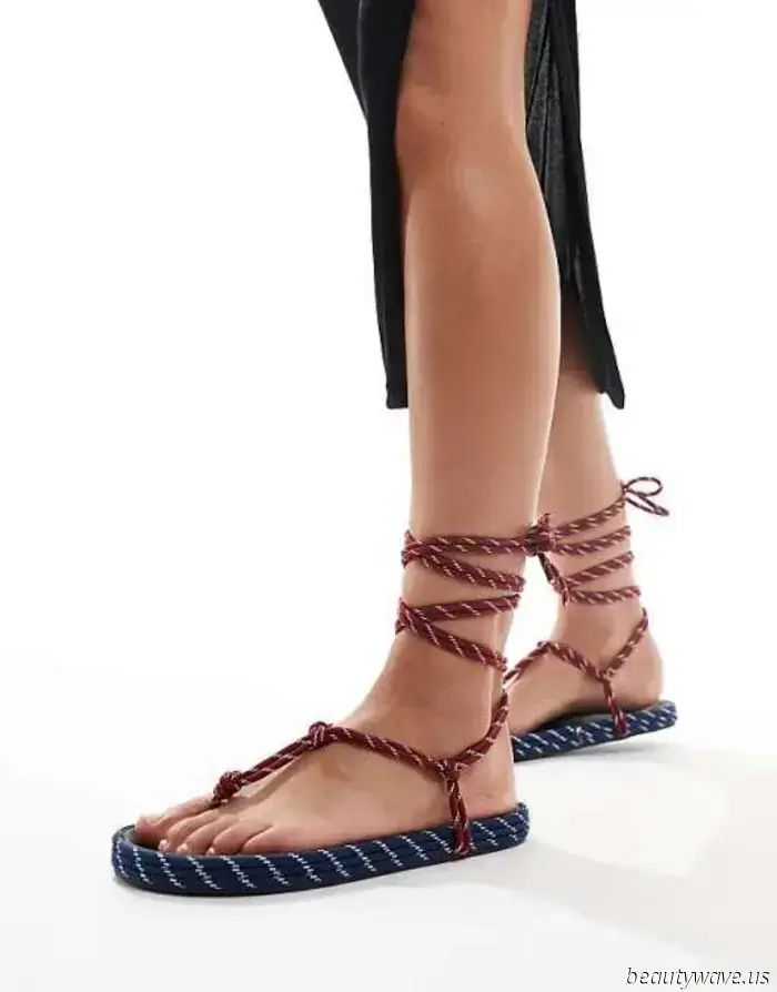 Alexa Chung acaba de descubrir una nueva tendencia en sandalias que hace que las faldas negras "aburridas" se vean muy frescas