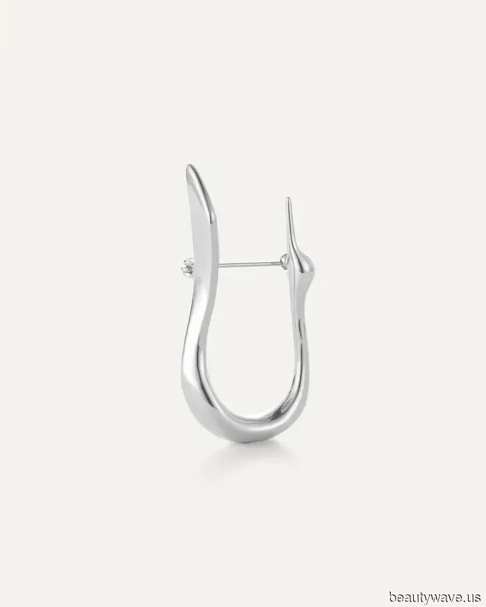 Improvvisamente, le persone alla moda indossano questo accessorio "datato" su maglioni, vestiti e giacche.