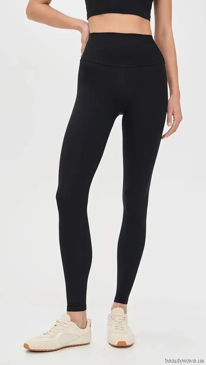 La nueva forma genial de llevar leggings y zapatillas está aquí, y necesitas verlo para creerlo.