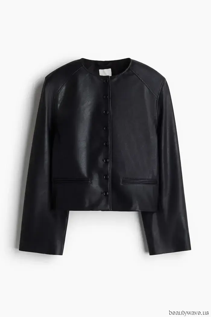 If you plan to wear flat sandals in September, this is the perfect outfit to replicate.