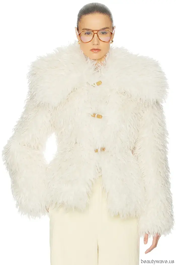 Elsa Hosk acaba de usar la tendencia de pantalones que se ve tan cara que asumirás que no puedes permitirte.