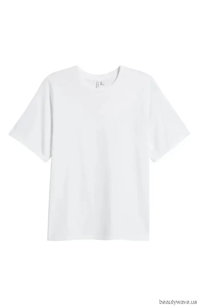 Making a Prediction: In a Month, This Cropped Pants and T-Shirt Look Will Be Worn by Everyone.