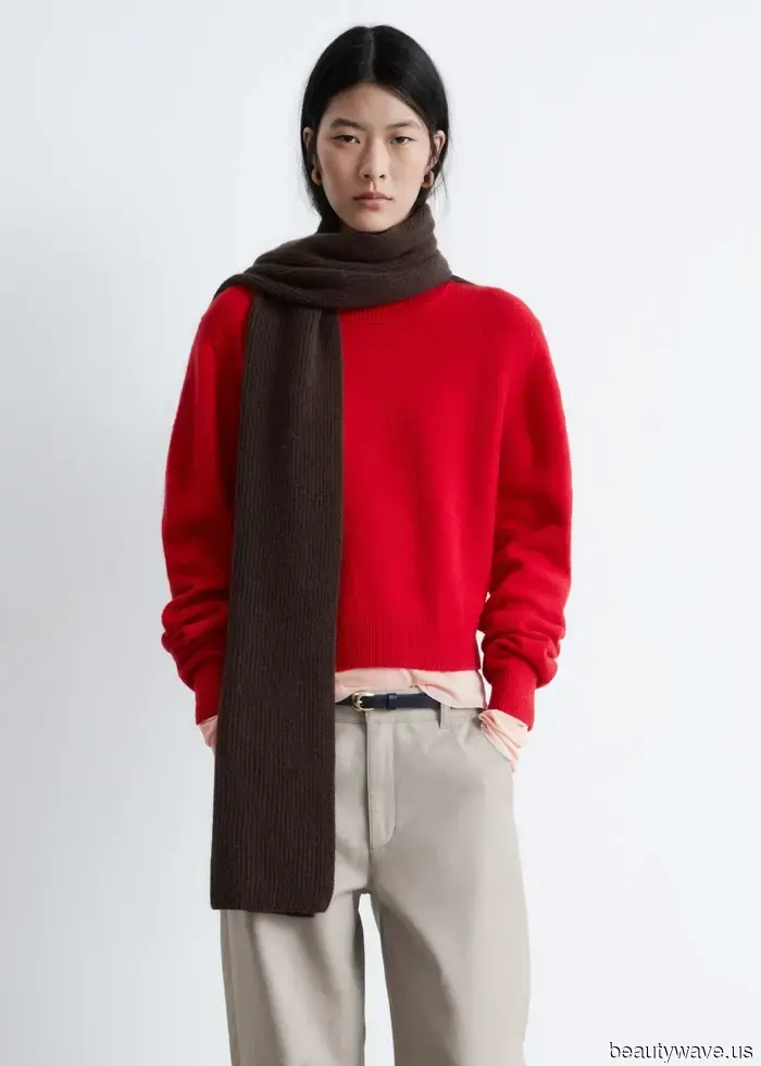 Sarah Pidgeon has just mastered transitional spring fashion with this surprising essential.