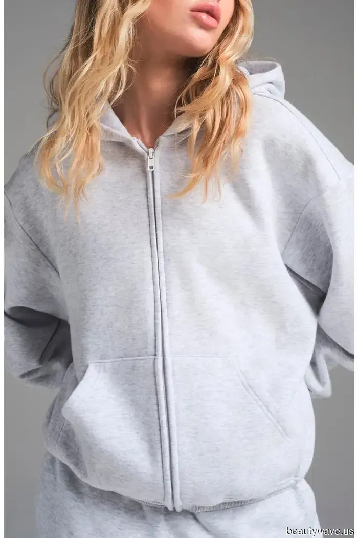 Non è un maglione&mdash;Il basic preferito di Hailey Bieber per il pre-autunno rende i leggings i più cool.