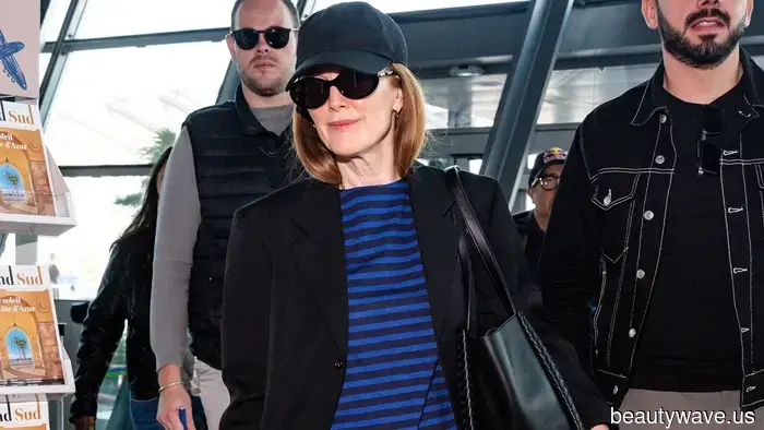 Le donne over 60 sembrano eleganti in aeroporto grazie a questa tendenza di scarpe comode e top non basici.