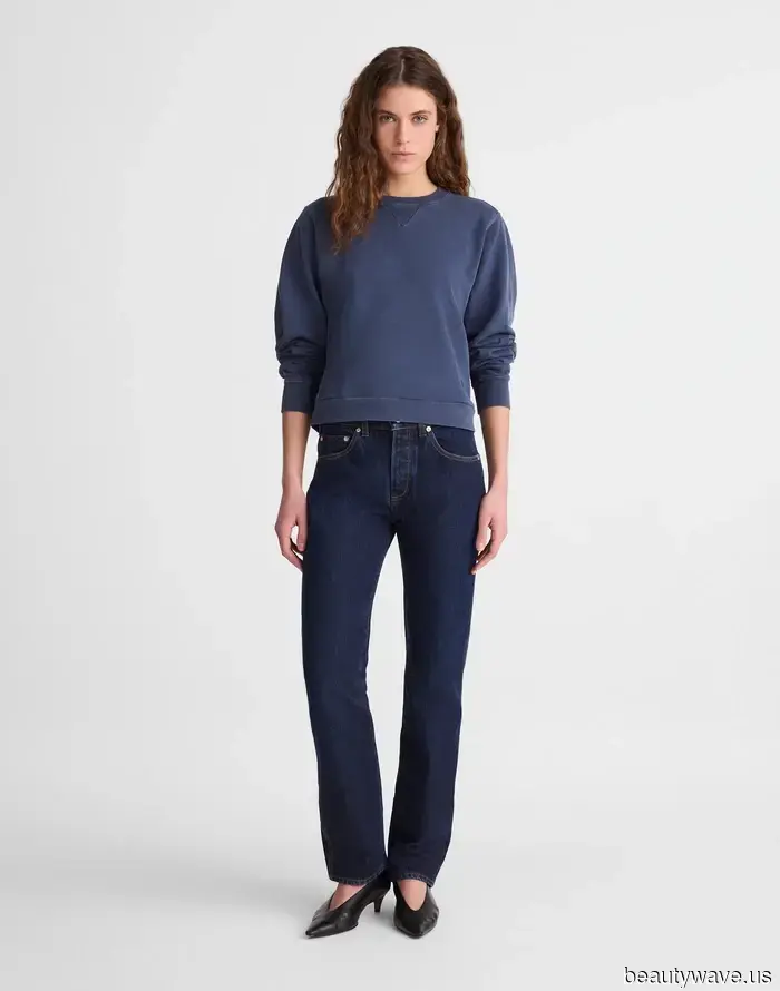 High-Vamp-Pumps sind immer noch in, aber Kendalls französisches Mädchen-Alternativlook sieht besser zu dunklen Jeans aus.