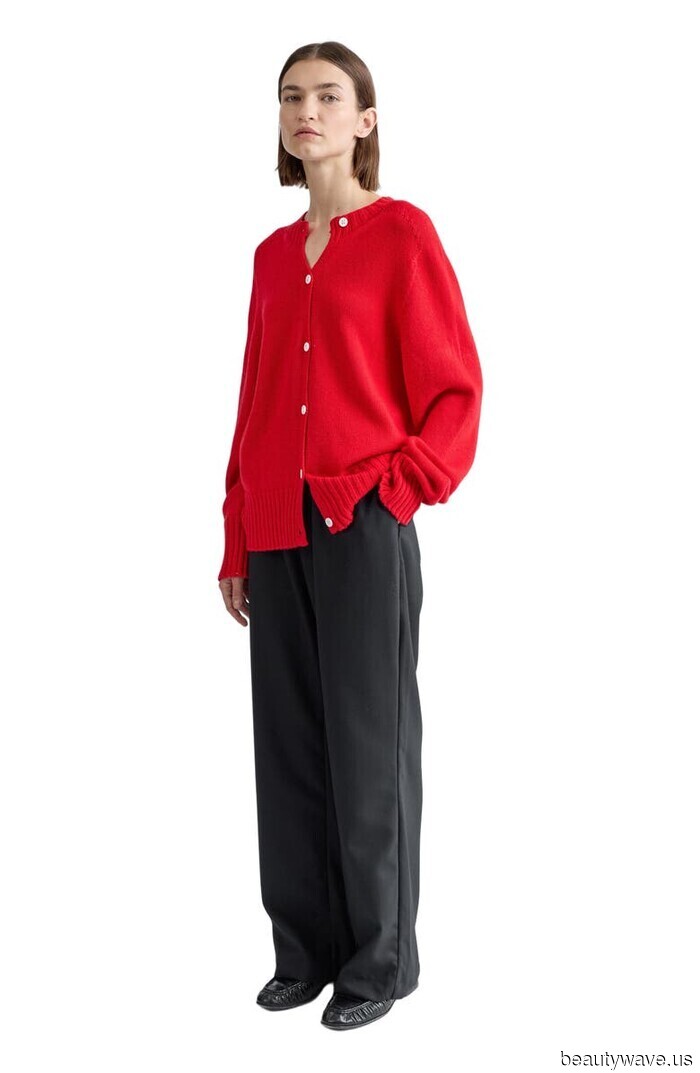 J.Law Recently Rocked the Sneaker Color Trend That Keeps Baggy Jeans Looking Stylish (Not Outdated) in 2026.