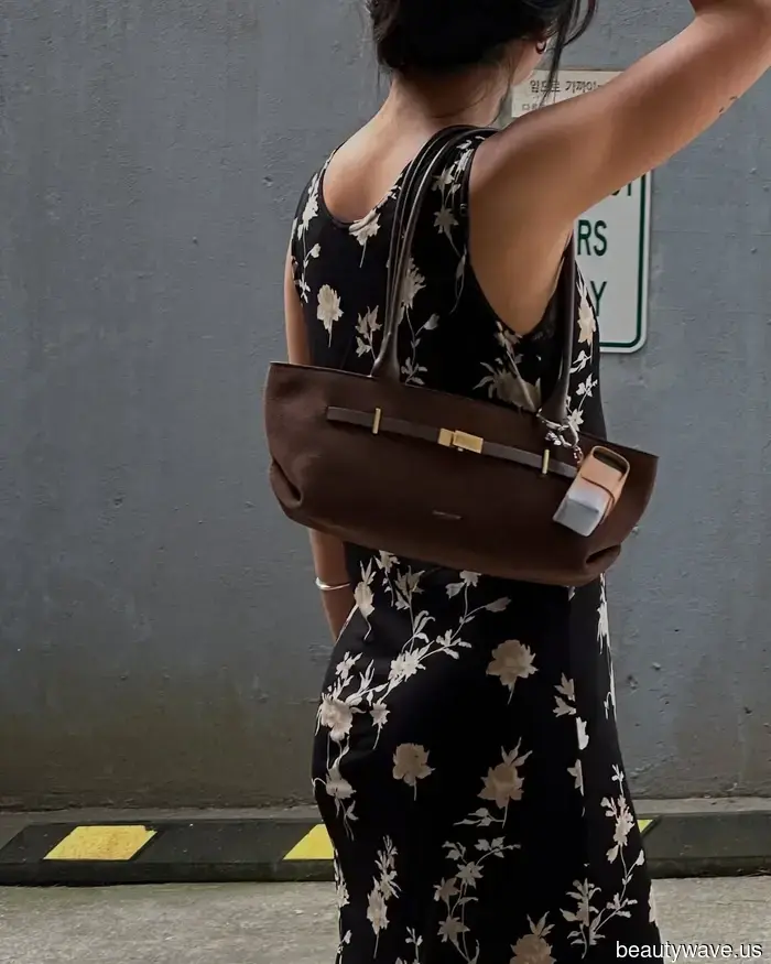 All of my most fashionable friends are already sporting this fall bag trend.