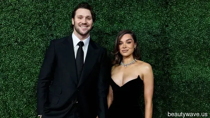 El anuncio de embarazo de Hailee Steinfeld está a punto de hacer que esta chaqueta de forro polar de moda se agote.