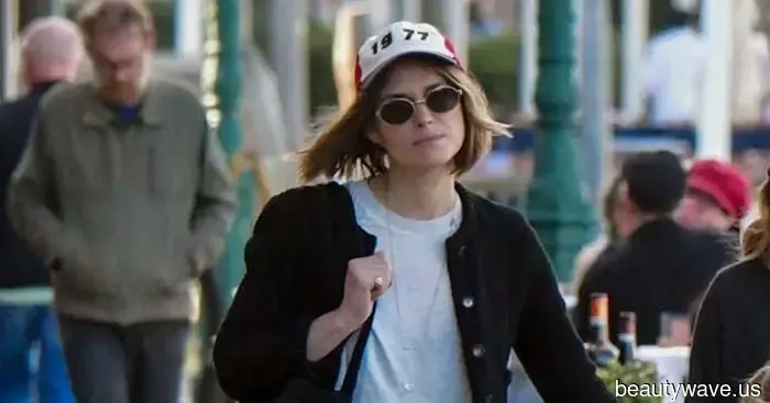 Модные люди носят эту обувную тенденцию, чтобы слиться с итальянскими женщинами в Венеции.