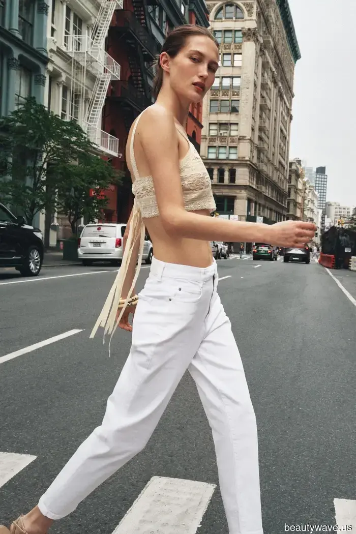 J.Lo has just sported a shoe trend that, despite being considered dated, transforms into something stylish when teamed up with white jeans.