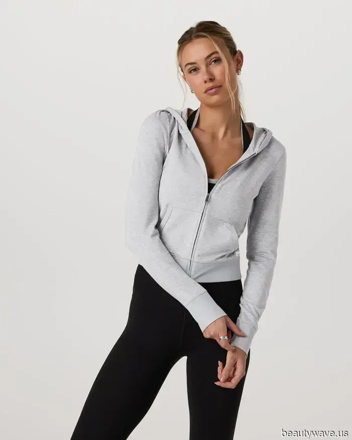 Non è un maglione&mdash;Il basic preferito di Hailey Bieber per il pre-autunno rende i leggings i più cool.