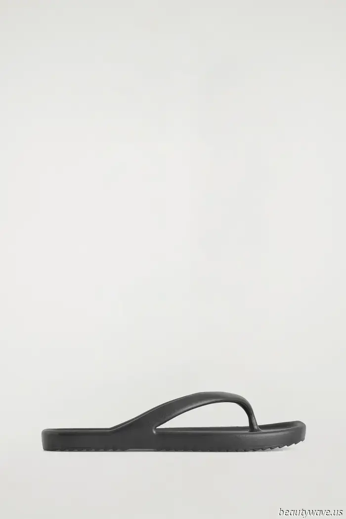This pant style paired with flip-flops forms the most stylish combination we've encountered all summer.