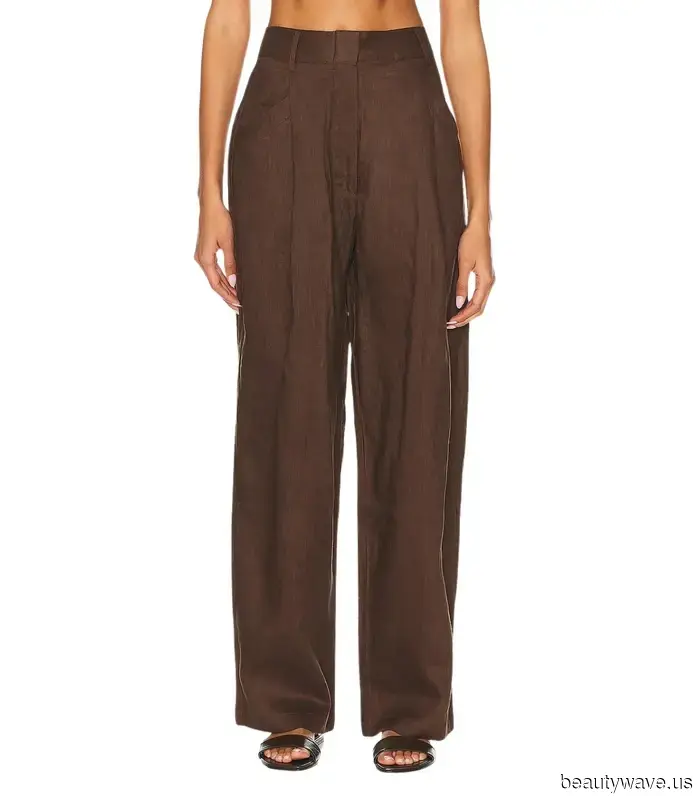 Il modo da ragazza cool per indossare i pantaloni eleganti è con questo basic e queste scarpe.