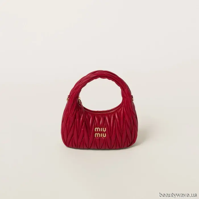 Miu Miu potrebbe essere uno dei marchi più trendy in questo momento, ma queste 5 borse sono investimenti per sempre.