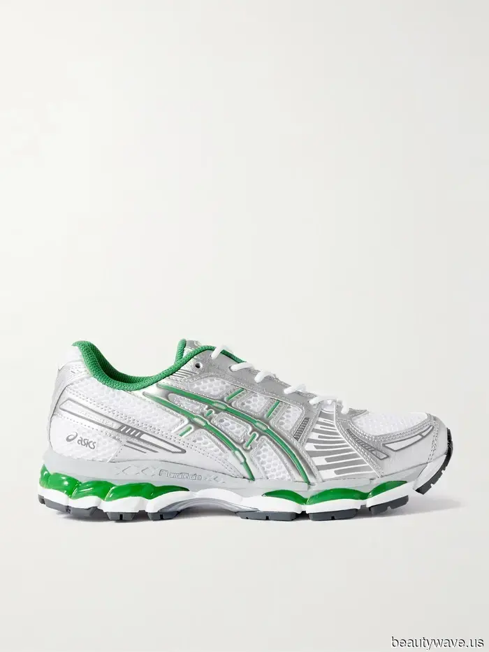 Wenn weiße Turnschuhe mit Leggings langweilig aussehen, probiere Dakota Johnsons alternative Formel aus.