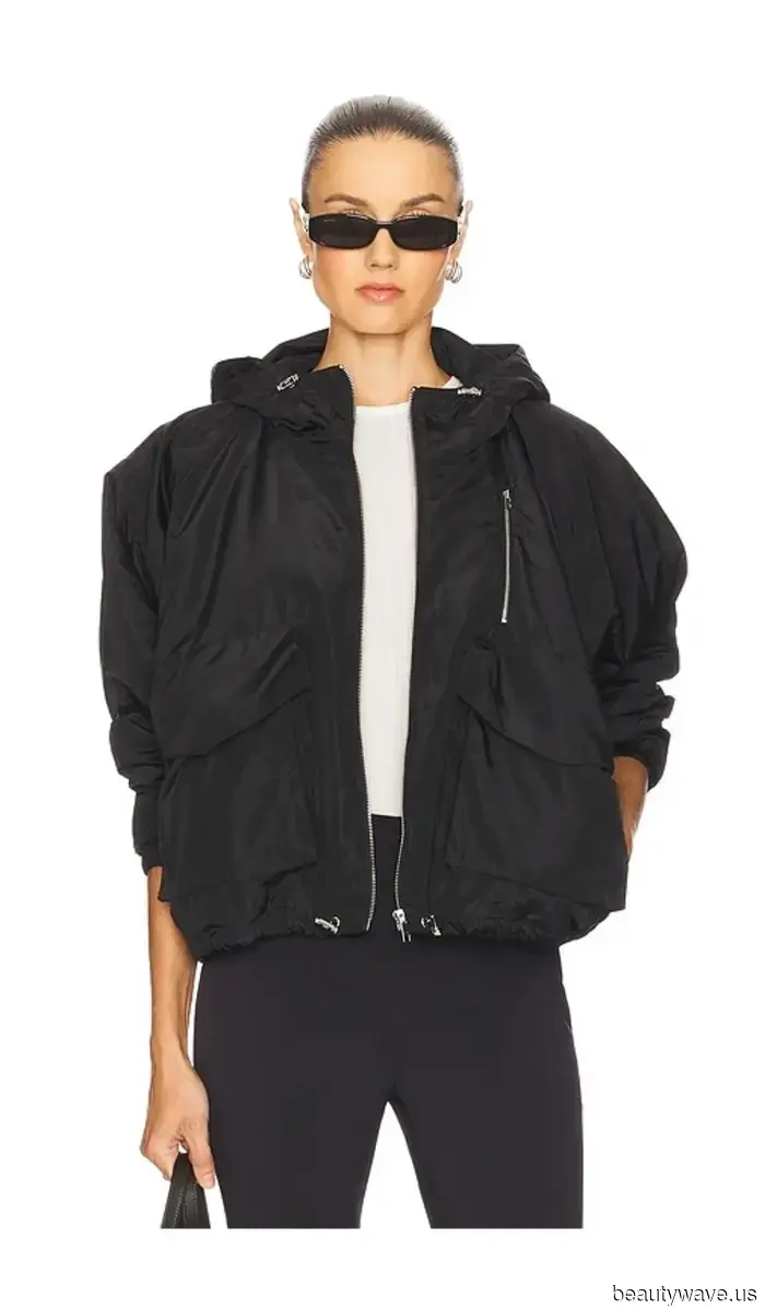 Il modo francese di abbinare i pantaloni capri neri questo autunno