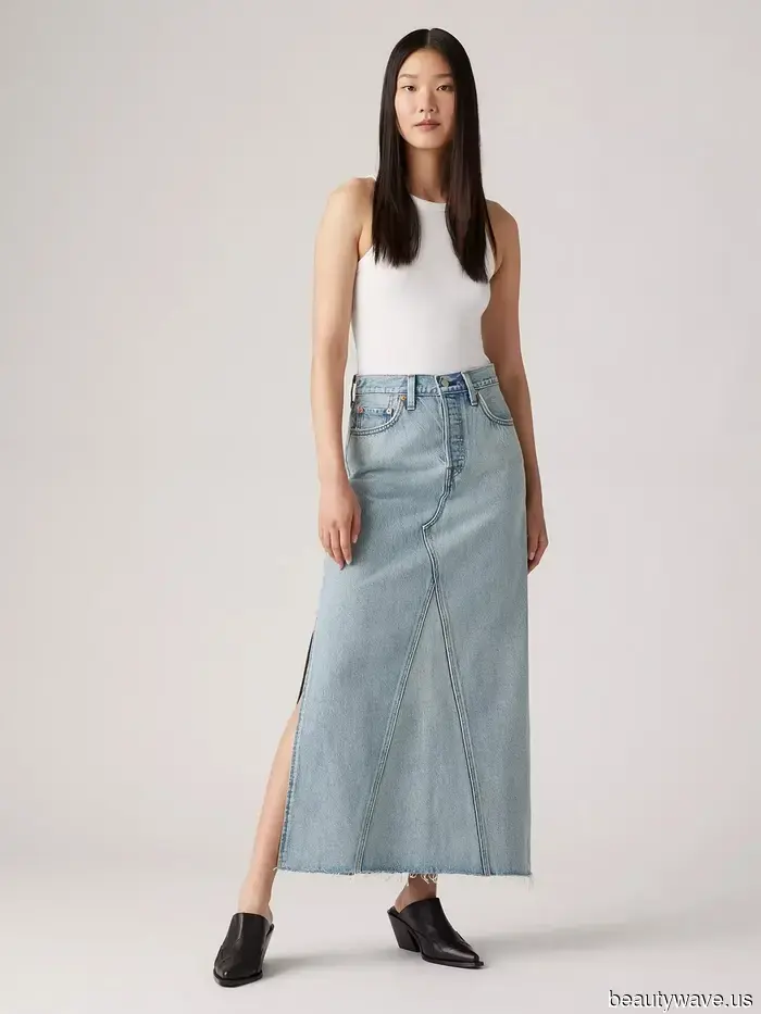 PSA: Le persone di moda a NYC e in Italia stanno indossando questa tendenza "datata" delle scarpe basse con gonne e vestiti in denim.