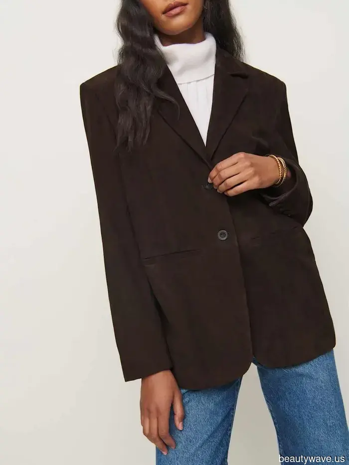 Ключ к тому, чтобы выглядеть богато в черном платье в 2025 году, — это носить этот вечный предмет с ним.