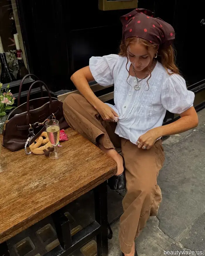 Siehe: Eine Lektion darin, wie man einen Seidenschal trägt, courtesy of New York, London und Paris' stilvollsten.