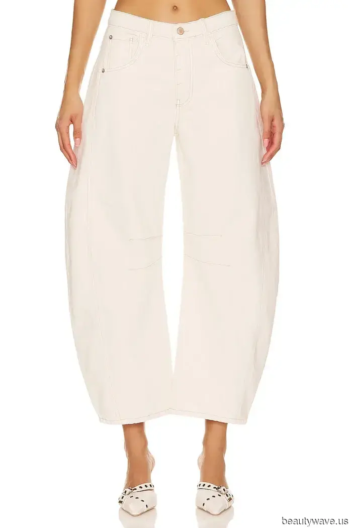 Si vas a usar jeans blancos este invierno, por favor, solo úsalos con estos zapatos y esta chaqueta.