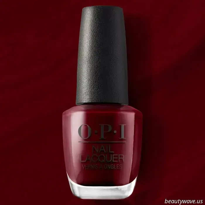 Le tendenze della pedicure vanno e vengono, ma questo colore classico regnerà sempre sovrano
