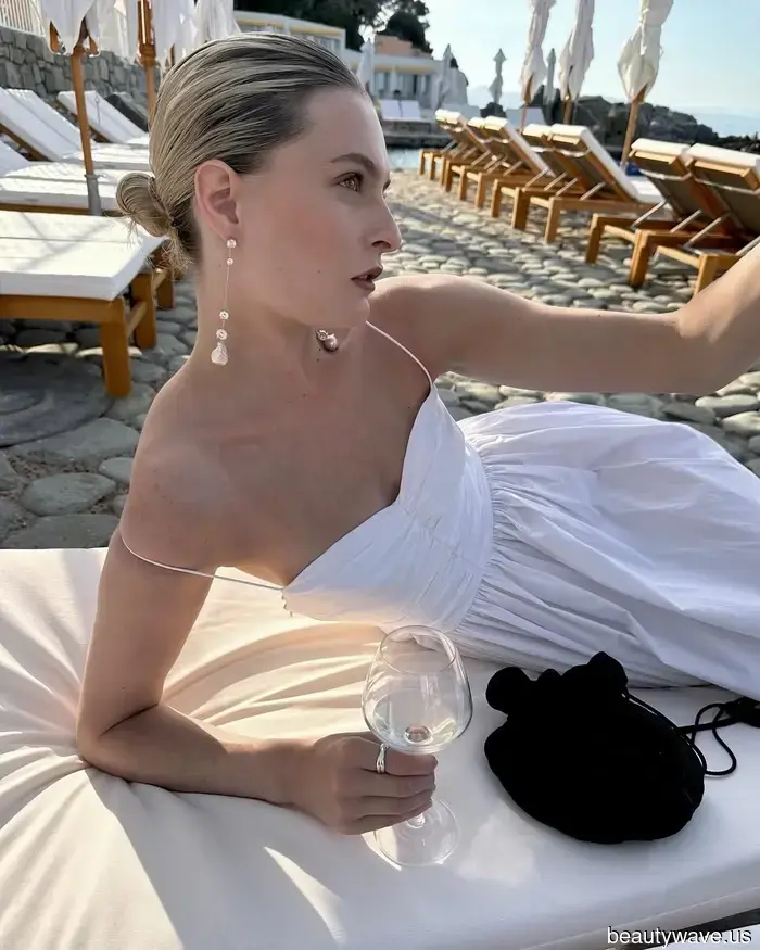 First Prada, now Zara: Anticipate that sophisticated dressers will be sporting this stylish bag trend this spring.