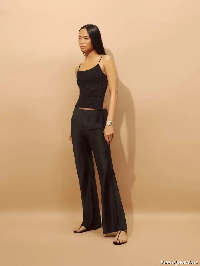 Como por arte de magia, este estilo de pantalón brillante hace que los conjuntos completamente negros luzcan tan elegantes