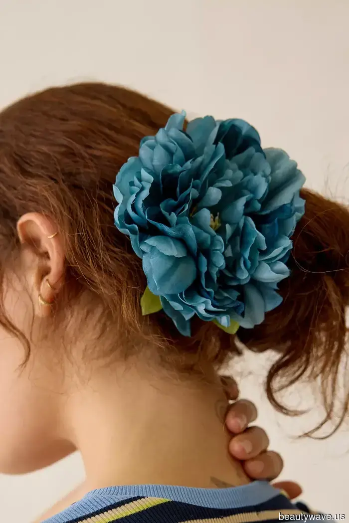 It's My Duty to Observe: The Highly Specific Accessory That Trendy Girls in NYC Are Now Fixated On