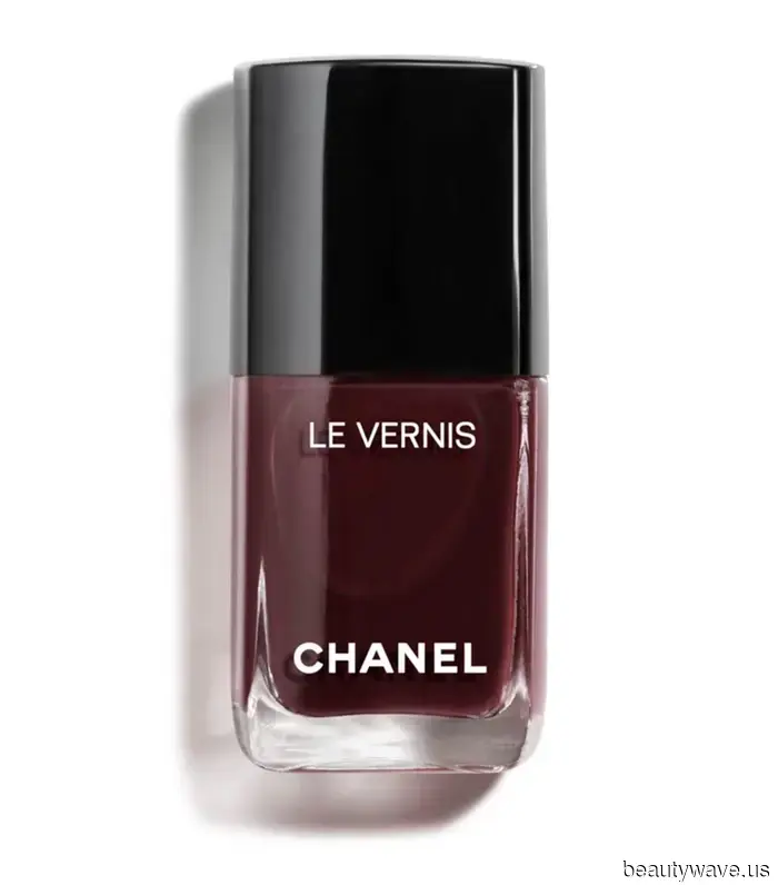 Algunos colores de uñas de otoño se sienten cansados, así que estoy eligiendo una de estas 4 alternativas atemporales para mi próxima manicura.