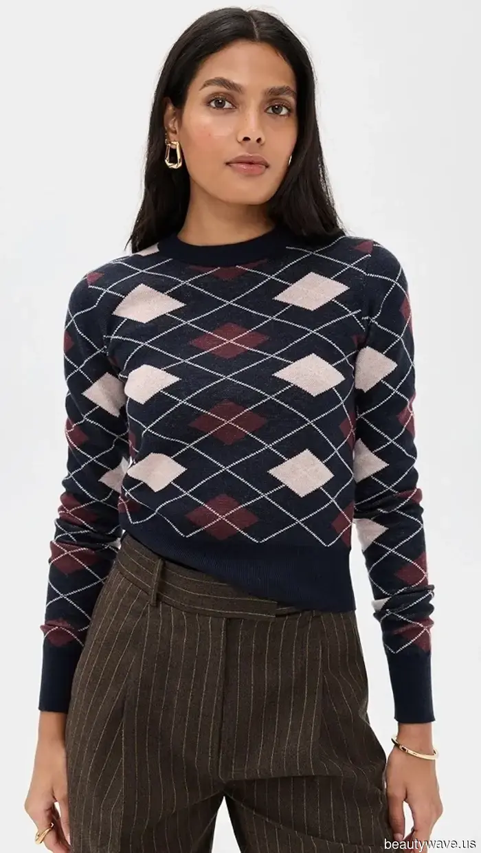 Plötzlich trägt jede Modeperson den Pullover-Trend, der vor nicht allzu langer Zeit als hässlich galt.