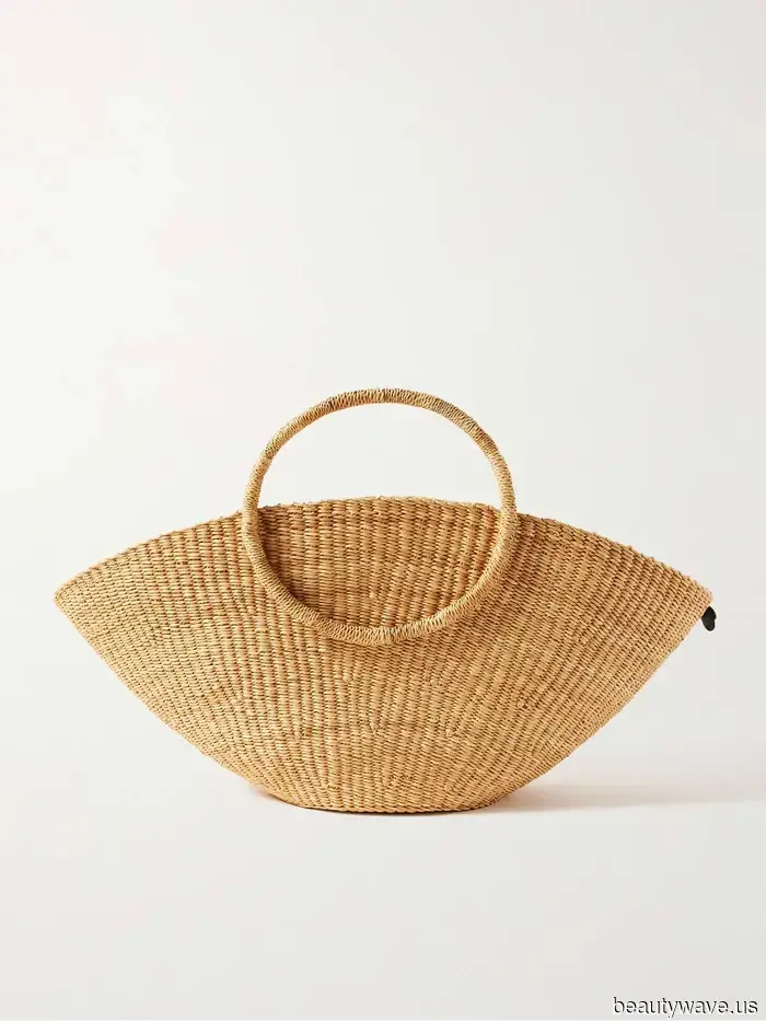 El look de aeropuerto de Pamela Anderson incluye la combinación de zapatos y bolso de chica francesa que realmente recomiendo llevar de viaje.