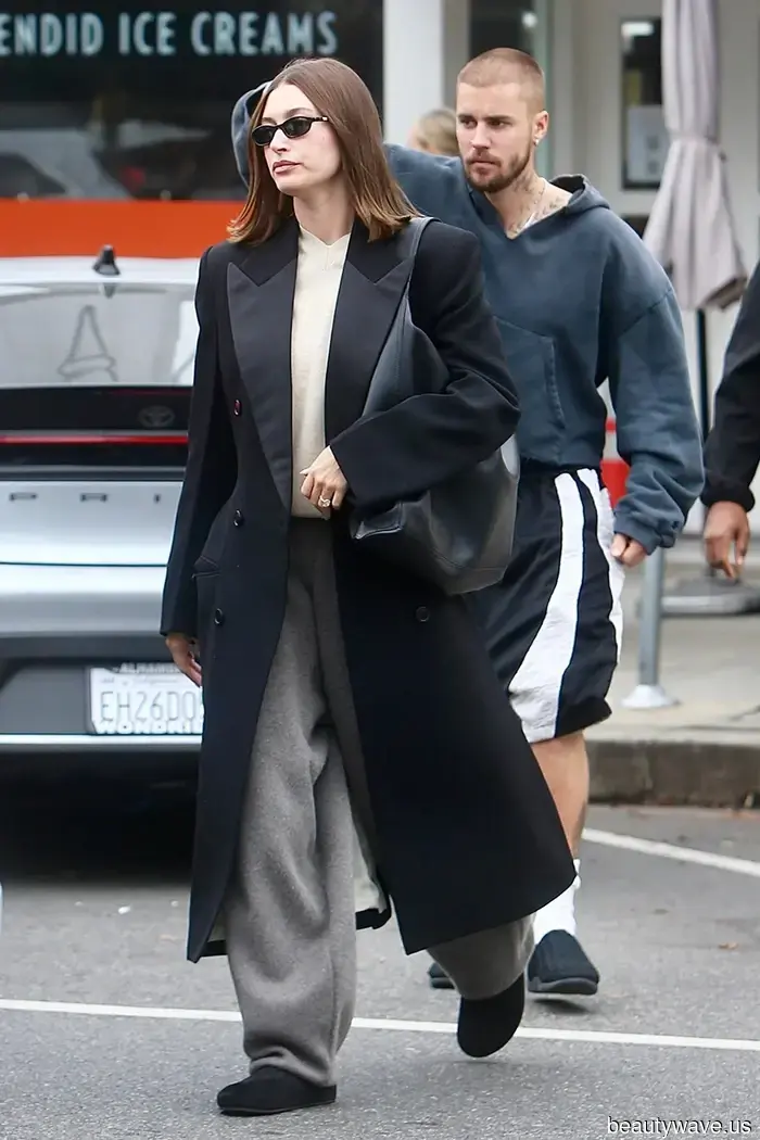 PSA para todos los que compraron esas sandalias virales de The Row y Ugg este año: Esto es lo que debes usar con ellas.