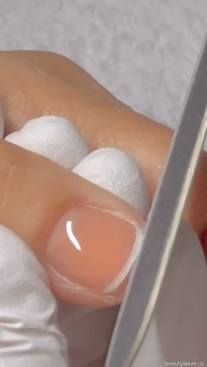 Ich tippe, dass "Peach Milk" Nägel der dominante minimalistische Nageltrend von 2026 sein werden.