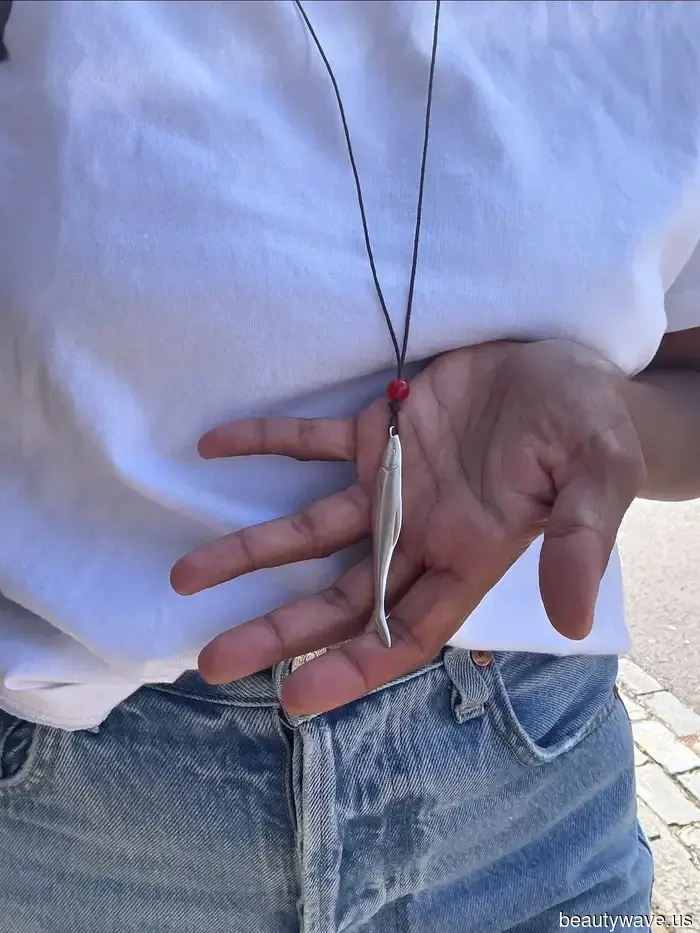 Improvvisamente, i più eleganti vestitori di Londra, Madrid e Capri hanno scambiato le perle per questa tendenza di gioielli molto più cool.