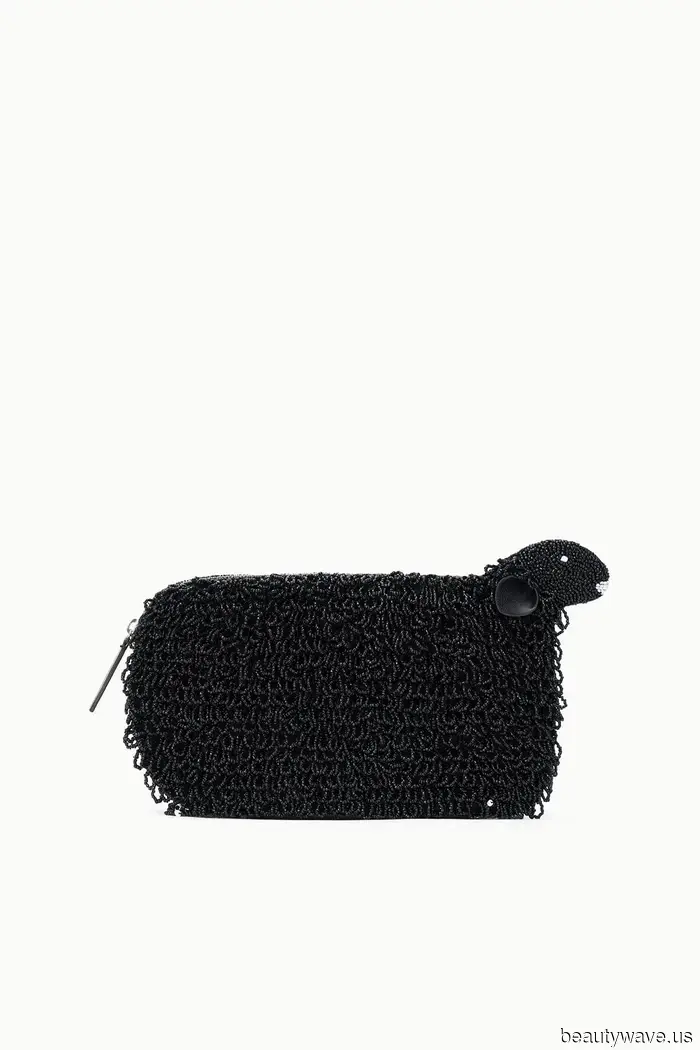 This is the chic bag style that will elevate the appearance of all your outfits, giving them a luxurious look.