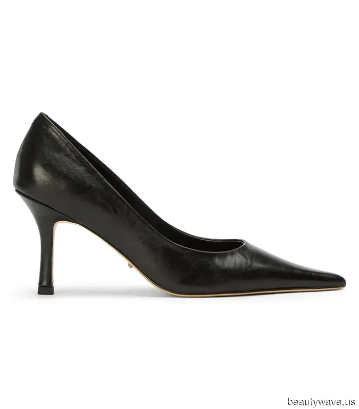 Il modo da ragazza cool per indossare i pantaloni eleganti è con questo basic e queste scarpe.