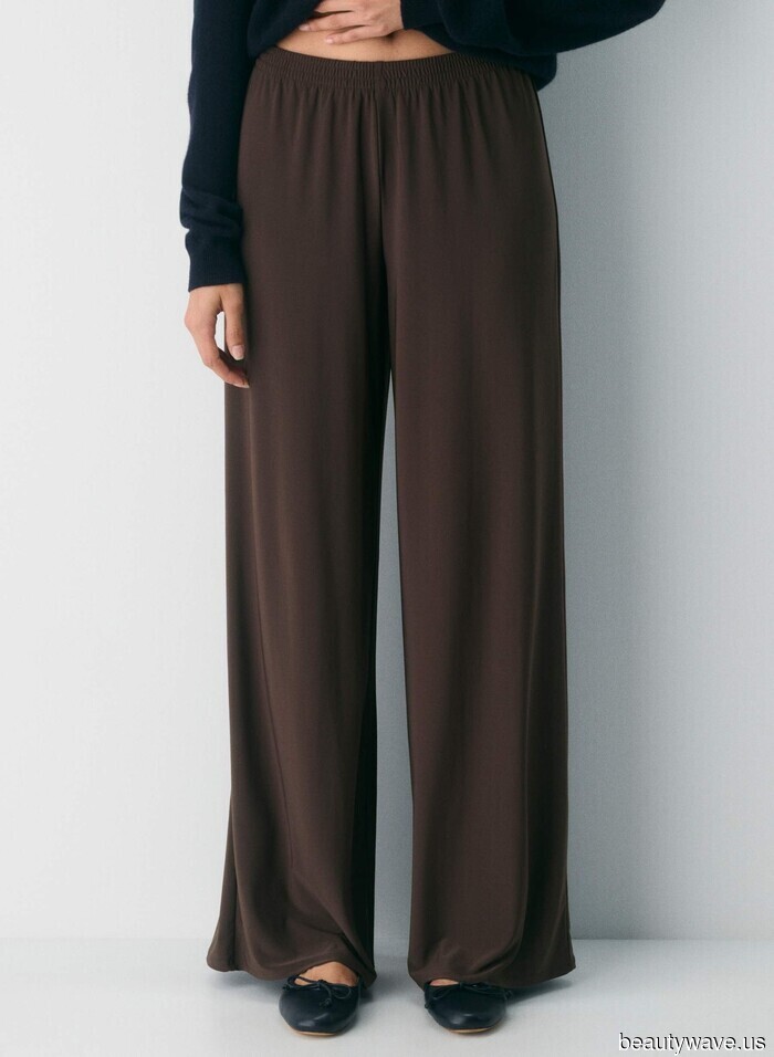 Introducing the Exact Flat Shoe Trend (and Color) That Elevates Casual Fall Pants to Look Luxurious.