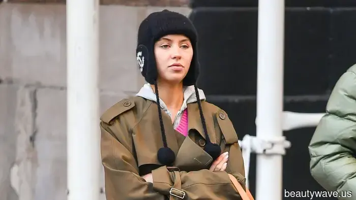 The Most Stylish Women in London Understand That This Non-Black Bag Color Enhances the Elegance of Trench Coats.