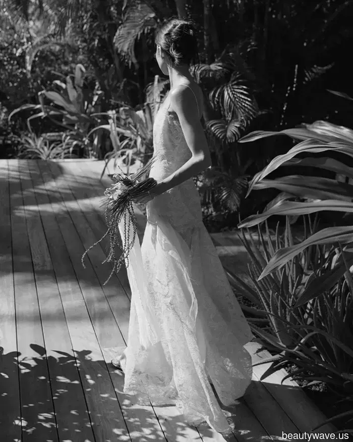 Phoebe Philo! Ralph Lauren! Colleen Allen! Die Braut trug 7 makellos elegante Looks für ihre Hochzeit in Saint Bart's.
