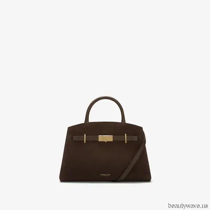 You’re a fashionista if you’re sporting one of these 7 winter handbag trends.