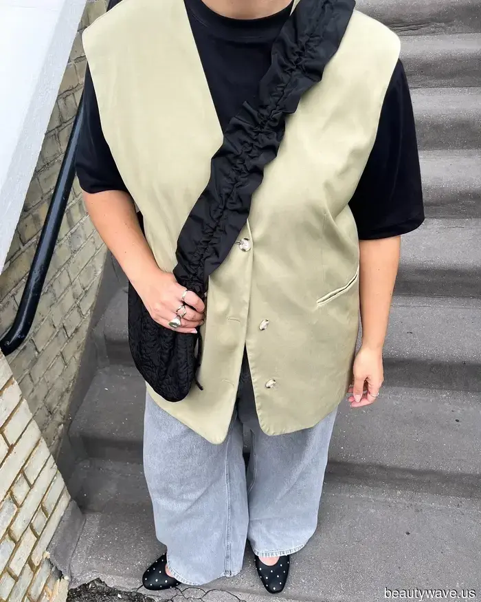 Graue Jeans sind derzeit im Trend&mdash;das sind die 5 schicksten Schuhe, die man dazu tragen kann.