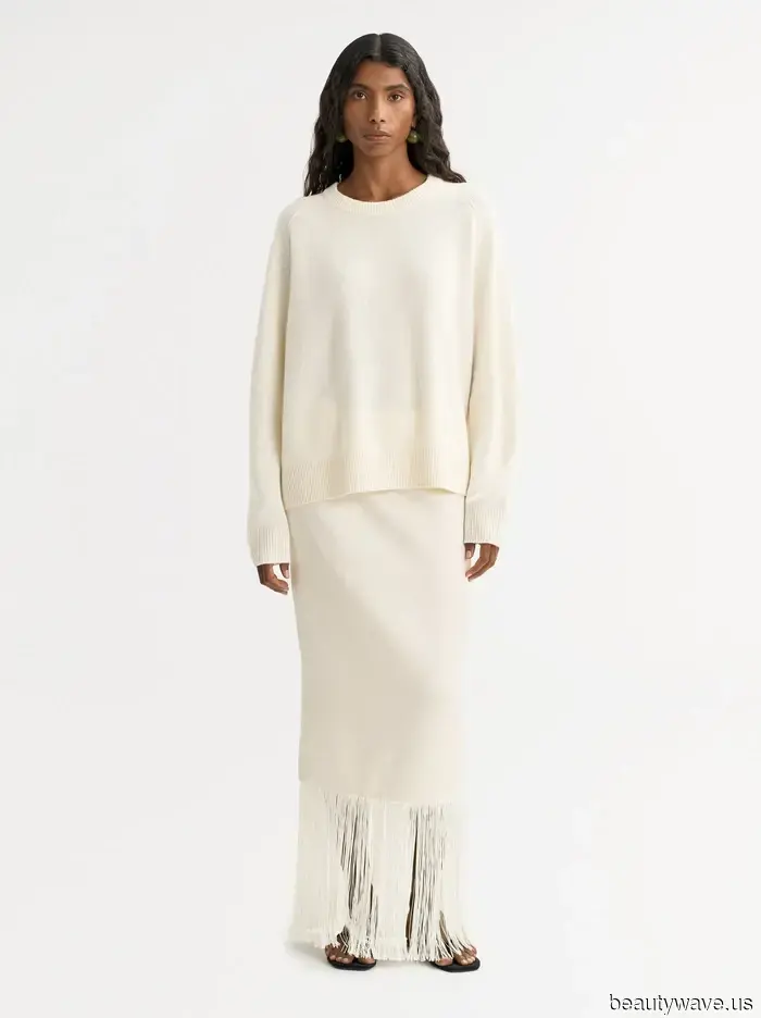 Elegante come il nero e il blu navy, i maglioni di questo colore sembrano sempre eleganti con i jeans.