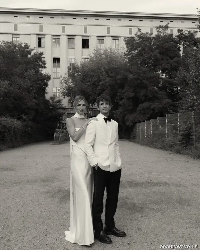 Questa bellissima sposa indossava un abito su misura per il suo intimo matrimonio a Berlino.