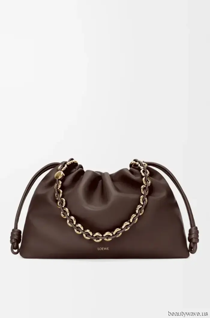 Tra tutte le nuove borse di design, le donne eleganti continuano a tornare a questo stile senza tempo e anti-tendenza.