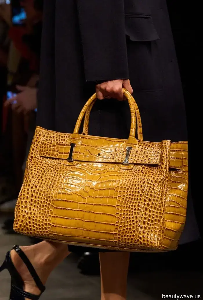 You’re a fashionista if you’re sporting one of these 7 winter handbag trends.