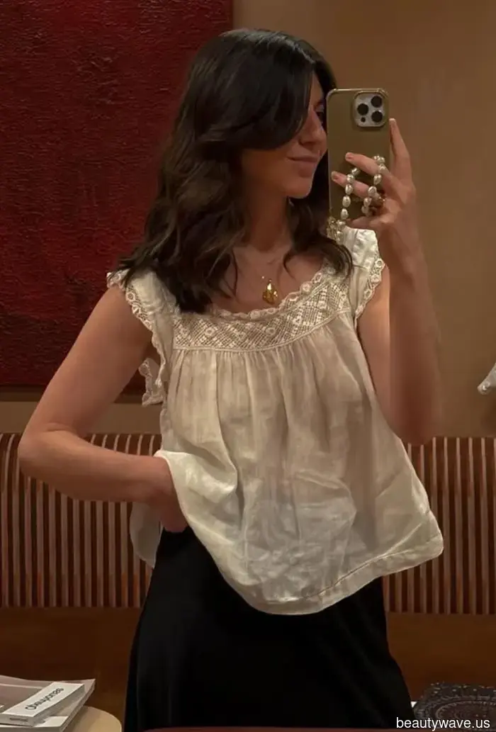 Con jeans, gonne o pantaloni corti, tutti gli esperti di moda amano queste bluse boho.